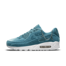 Zijaanzicht van de DO2194-001 met glanzend groene suede upper en witte zool, inclusief kettingdetail