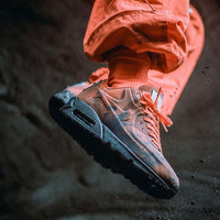 Topdown van de Nike Air Max 90 Mars Landing met roodbruine ton-sur-ton kleurstelling en reflecterende tongdetails