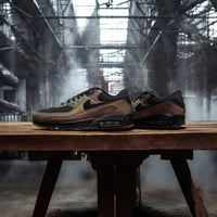 On feet van de Air Max 90 Metallic Copper met metallic accenten, neutrale tinten en retro Air Max silhouet