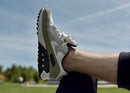 On feet van de Air Max 90 Neutral Olive met tonale earth tones, retro paneling en zichtbare Air-unit in de hak