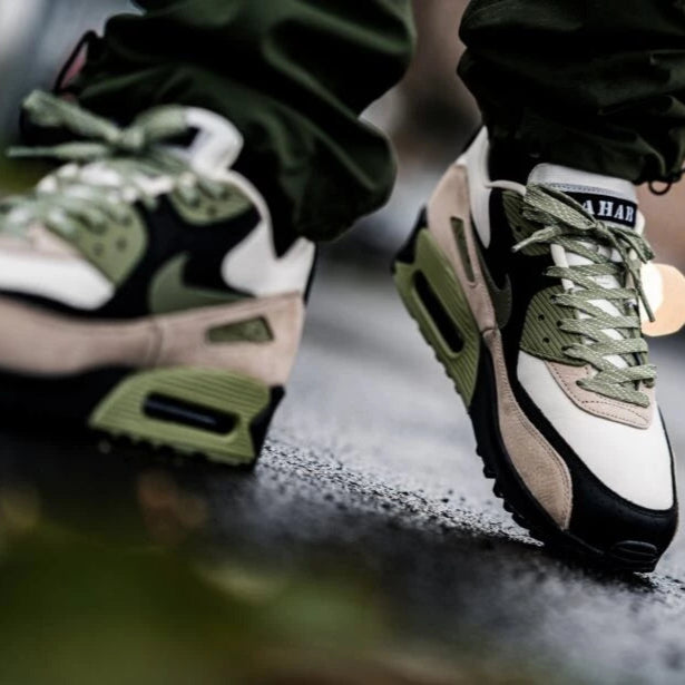 Topdown van de Nike Air Max 90 Neutral Olive met beige tong, olijfgroene veters en natuurlijke colorblock styling