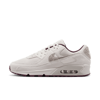 Sideview van de Nike Air Max 90 PRM Sail Burgundy Crush met offwhite canvas basis, suède overlays en dieprode accenten op de eyestays en Swoosh