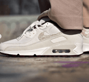 Heel detail van de Nike AM90 PRM Sail Burgundy Crush met geborduurde branding, suède hielpaneel en contrasterende rubberen outsole