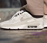 Heel detail van de Nike AM90 PRM Sail Burgundy Crush met geborduurde branding, suède hielpaneel en contrasterende rubberen outsole