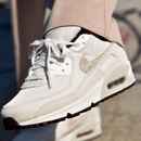 On feet van de Air Max 90 PRM Sail Burgundy Crush met herfstachtige kleurencombinatie, tonal midsole en retro shape