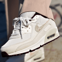 On feet van de Air Max 90 PRM Sail Burgundy Crush met herfstachtige kleurencombinatie, tonal midsole en retro shape