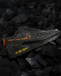 On feet van de Air Max 90 Volcano QS met oranje-rode colorblocking, retro shape en zichtbare Air-unit