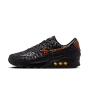Sideview van de Nike Air Max 90 QS Volcano met vurige rode suède mudguard, mesh toebox en gele accenten op de hiel en eyestays