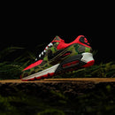 Topdown van de Air Max 90 Reverse Duck Camo met camo eyestays, zwarte tong en rood met camouflage colorblocking