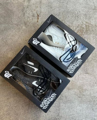 On feet van de Air Max 90 Slawn Black met felle accenten, kunstzinnige details en retro shape