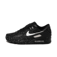 Sideview van de Nike Air Max 90 Slawn Black met graffiti-art details, zwarte mudguard en kleurrijke gestreepte Swoosh