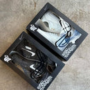 On feet van de Air Max 90 Slawn Black met felle accenten, kunstzinnige details en retro shape