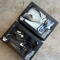 On feet van de Air Max 90 Slawn Black met felle accenten, kunstzinnige details en retro shape