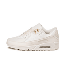 On feet van de Air Max 90 Slawn Sail met kleurrijke accenten, offwhite basis en opvallende graffiti-elementen

