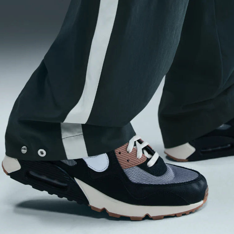 Nike Air Max 90 SP Patta Waves Black Particle Grey – close-up van wave-panel in zwart suède en transparant Air-unit detail