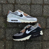 Nike Air Max 90 SP Patta Waves Black Particle Grey – gedragen in clean streetwear fit met loose-fit broek en cropped jacket