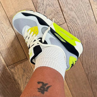 Heel detail van de Patta Air Max 90 Cyber met co-branded logo’s, felgele hak en retro designinvloeden uit de OG 90-serie