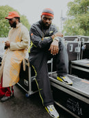 On feet van de Air Max 90 Patta Cyber met opvallende neon look, golfdetail en contrasterende grijze mesh basis