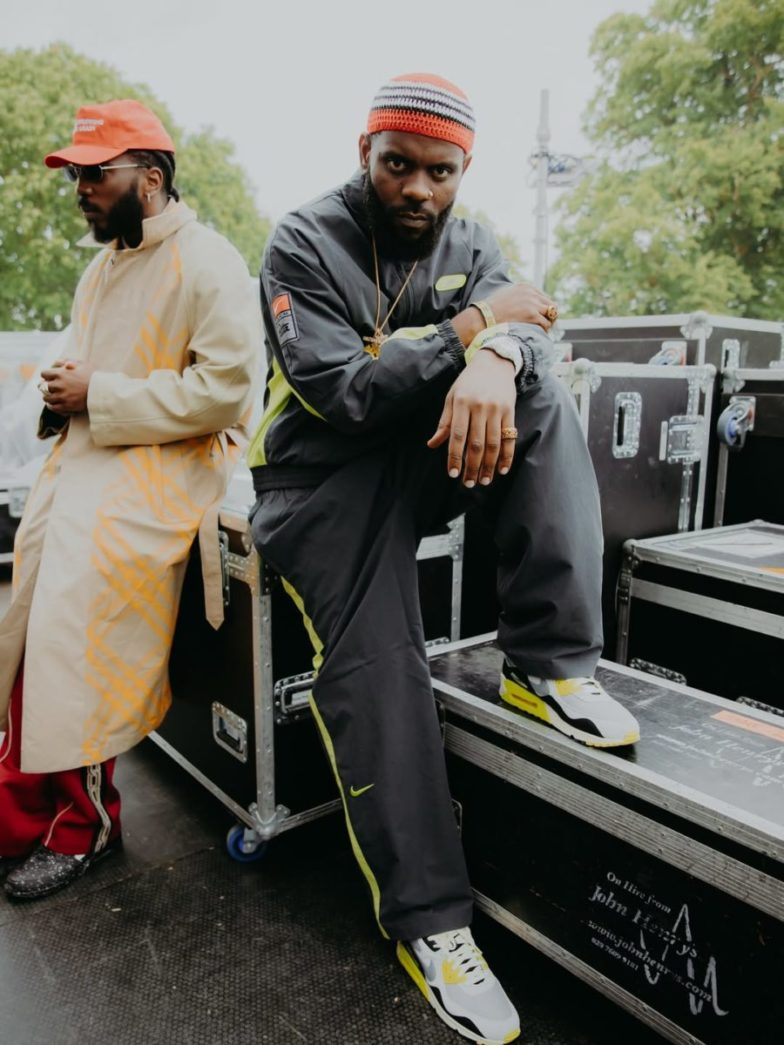 On feet van de Air Max 90 Patta Cyber met opvallende neon look, golfdetail en contrasterende grijze mesh basis