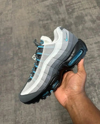 Vooraanzicht van de Nike Air Max 95 Baltic Blue Heren Sneaker met mesh, leer en opvallende Baltic Blue veterlussen.