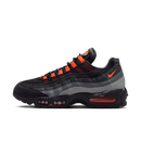 Nike Air Max 95 Black Hyper Crimson Sneaker in zwart en grijs met feloranje Hyper Crimson accenten – zijaanzicht.