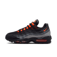 Nike Air Max 95 Black Hyper Crimson Sneaker in zwart en grijs met feloranje Hyper Crimson accenten – zijaanzicht.
