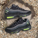 Close-up van de zichtbare Air-units met Volt Neon details op de Nike Air Max 95 Black Neon Sneaker.