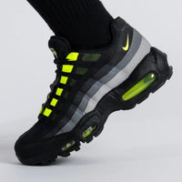 Nike Air Max 95 Black Neon Sneaker gestyled met streetwear outfit – perfecte combinatie van erfgoed en lifestyle.