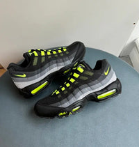 Reflecterende elementen op de veterstructuur en hiel van de Nike Air Max 95 Black Neon Sneaker, zichtbaar in het donker.
