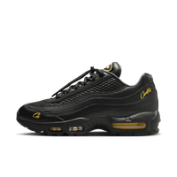 Nike Air Max 95 SP Honey Black x Corteiz Sneaker met zwart bovenwerk en tour-yellow Air pods – zijaanzicht.