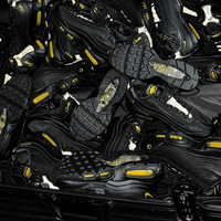 Close-up van de tour-yellow Air Max pods in de tussenzool van de Nike Air Max 95 Honey Black x Corteiz Sneaker.