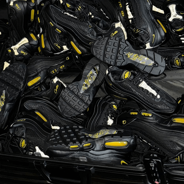 Close-up van de tour-yellow Air Max pods in de tussenzool van de Nike Air Max 95 Honey Black x Corteiz Sneaker.