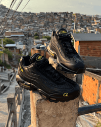 Toggle-vetersysteem met rope laces op de Nike Air Max 95 SP Honey Black x Corteiz Sneaker voor een tactische fit.