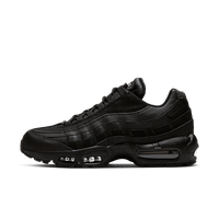 Nike Air Max 95 Essential Black Sneaker in volledig triple black design met anatomisch geïnspireerd bovenwerk en zichtbare Air-units.