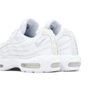 Detail van de mini Swoosh en subtiele branding op de Nike Air Max 95 Essential White/Grey Fog Sneaker.