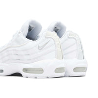 Detail van de mini Swoosh en subtiele branding op de Nike Air Max 95 Essential White/Grey Fog Sneaker.