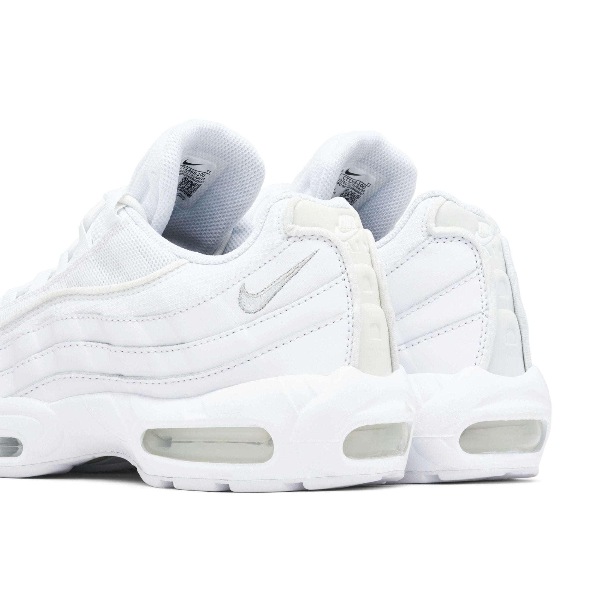 Detail van de mini Swoosh en subtiele branding op de Nike Air Max 95 Essential White/Grey Fog Sneaker.
