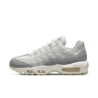 Nike Air Max 95 Light Bone sneaker met glow-in-the-dark skeletdetails en anatomisch geïnspireerd bovenwerk in wit en grijs
