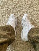 Detailweergave van de Nike Air Max 95 Next Nature White met anatomisch gelaagd bovenwerk en zichtbare Air-units voor premium comfort.