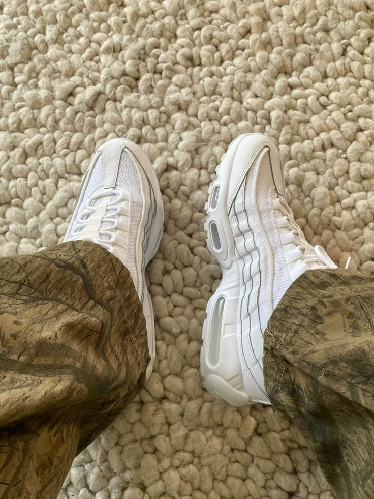 Detailweergave van de Nike Air Max 95 Next Nature White met anatomisch gelaagd bovenwerk en zichtbare Air-units voor premium comfort.