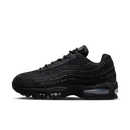 Nike Air Max 95 OG Levi’s Black – frontstreet angle met zwarte denim overlays, zwart mesh basis en subtiele Levi’s red tab; moody unisex fit ideaal voor urban styles