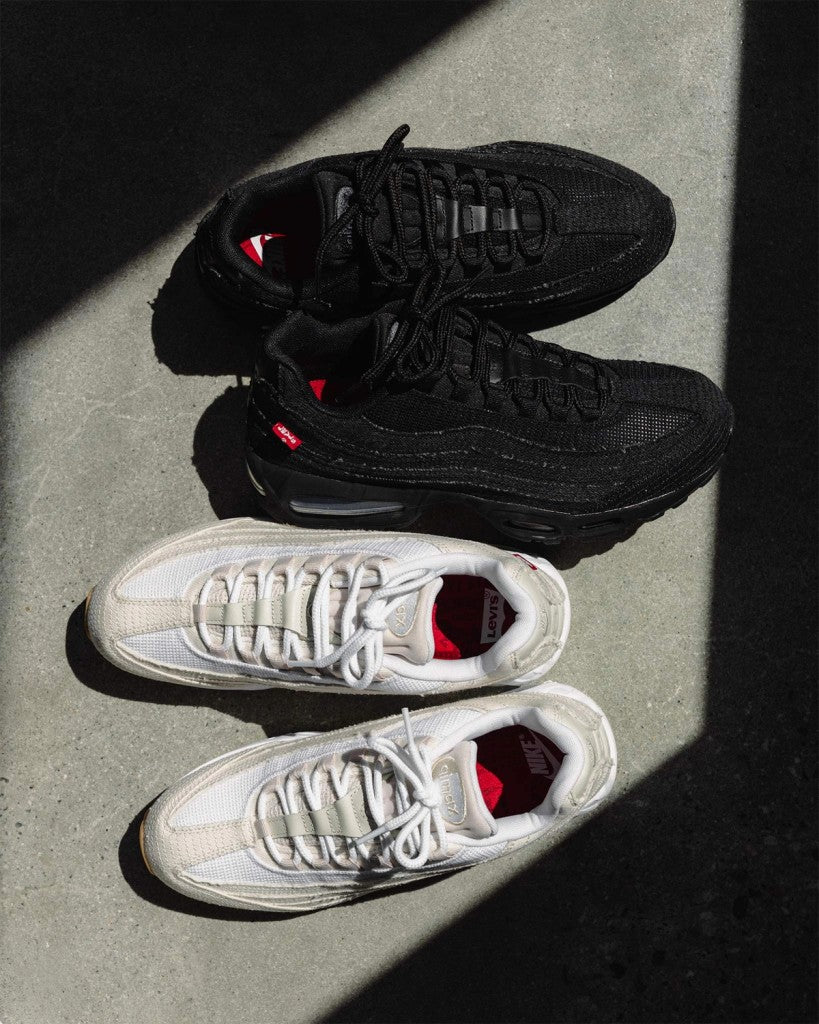 Nike Air Max 95 OG Levi’s Black on‑feet – gestyled met zwarte joggers; denim‑on‑denim vibe trending op TikTok en Instagram (#denimcombo)