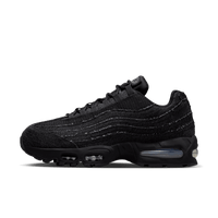 Nike Air Max 95 OG Levi’s Black Sneaker met zwarte denim overlays, zwarte mesh basis en subtiele Levi’s red tab; perfect voor urban streetwear en dagelijkse stijl.