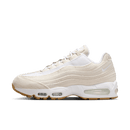 Nike Air Max 95 OG Levi’s Light Orewood Brown – frontstreet shot met ecru denim upper, frayed Light Orewood Brown overlays en Levi’s red tab; klassieke retro-fit voor denim-lovers (HM4743‑100)