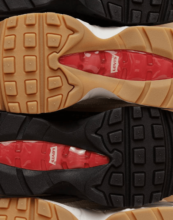 Nike Air Max 95 Levi’s Light Orewood Brown on‑feet – gestyled met raw denim cargopants; trendy “all-denim” fit populair onder Gen Z sneakerheads 