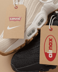 Close‑up van Nike Air Max 95 Levi’s Light Orewood Brown – focus op raw edge denim textuur, visible Max Air units en co-branded dollar-bill sockliner; ideaal voor legit-check visuals