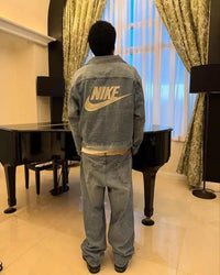 Close-up van de Levi’s x Nike Air Max 95 Obsidian met denim overlays en rode Levi’s tab