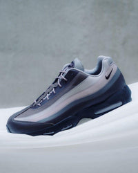 Detailfoto van de Nike Air Max 95 A Ma Maniére While You Were Sleeping – premium zigzagstiksels en satijnen tong.