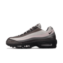 Nike Air Max 95 A Ma Maniére While You Were Sleeping sneaker – zijaanzicht met luxe suède en leer in taupe, violet en bordeaux.