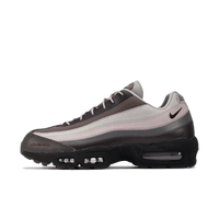 Nike Air Max 95 A Ma Maniére While You Were Sleeping sneaker – zijaanzicht met luxe suède en leer in taupe, violet en bordeaux.